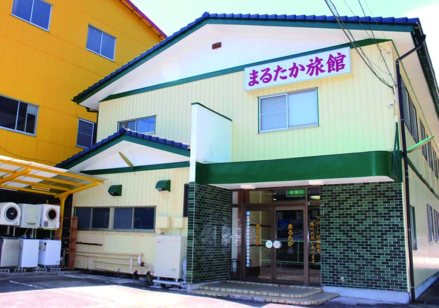 宿の外観。隣の黄色い建物は1000㎡の総合体育センター