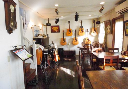 店内にはギターなど楽器がいっぱい