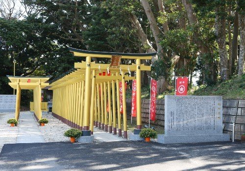 ほしいもの黄金色が鮮やかな鳥居。「願いがかなった」という参詣者の声に応えて増設中