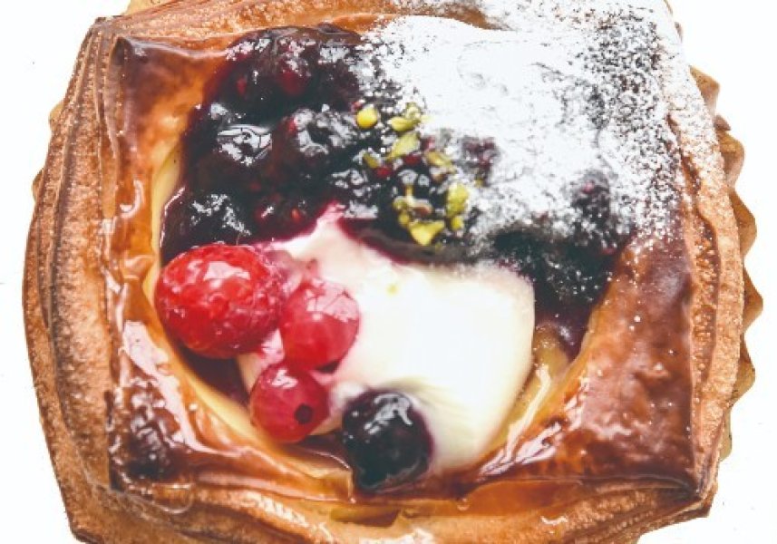 一番人気のフルーツクロワッサン（300円）。四季のフルーツを味わって