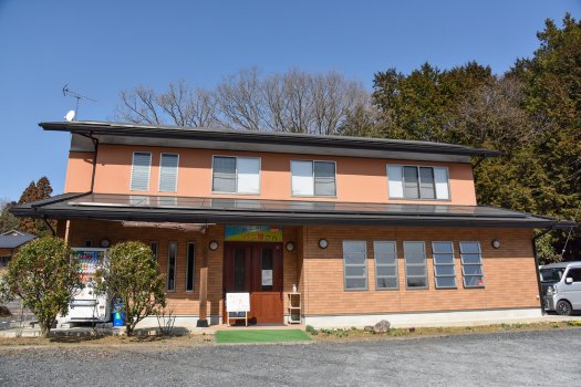 店舗があるのは笠間駅より北に車で約10分の坂の上