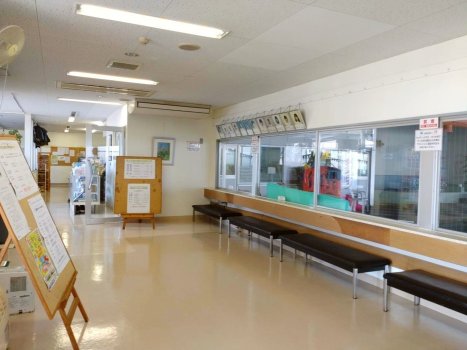 ロビーでは水泳用品、休憩スペースを完備