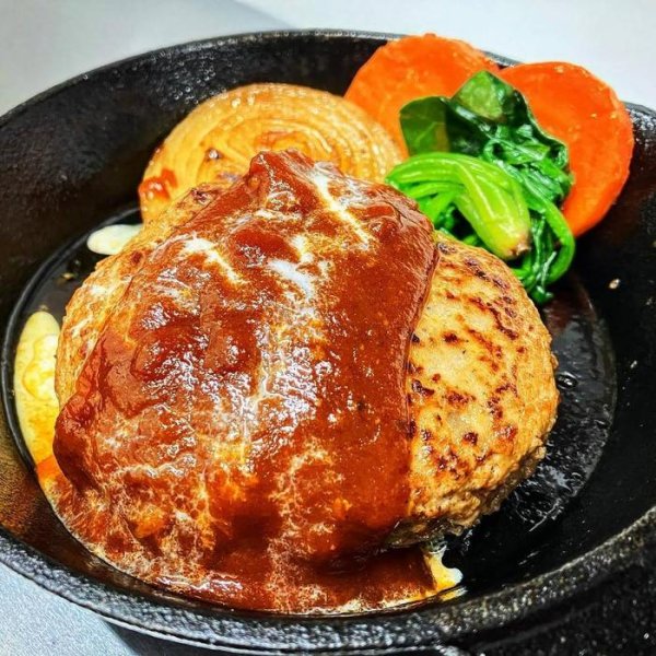 肉汁たっぷりハンバーグと炭火でじっくり焼いたハンバーグ