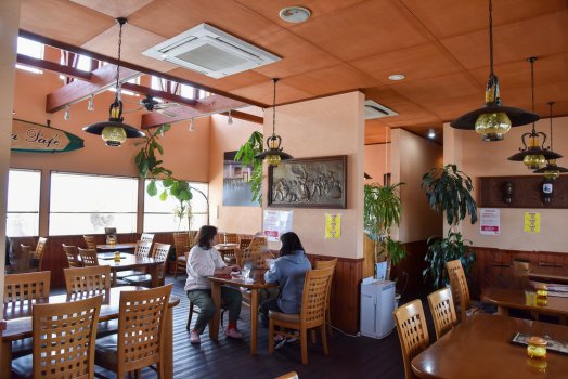 店内は南国リゾートのような雰囲気