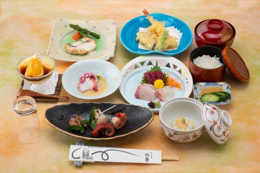 お顔合わせ、結納、お宮参り、七五三、お誕生会など各種お祝事。ご接待、お食事会、同窓会、歓送迎会のお集り、ご法事、お清め料理などにも。ご宴会コース料理は2人～。※写真はイメージです。