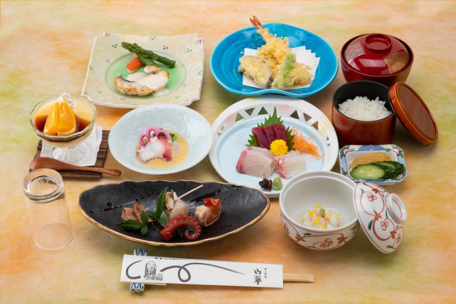 お顔合わせ、結納、お宮参り、七五三、お誕生会など各種お祝事。ご接待、お食事会、同窓会、歓送迎会のお集り、ご法事、お清め料理などにも。ご宴会コース料理は2人～。※写真はイメージです。