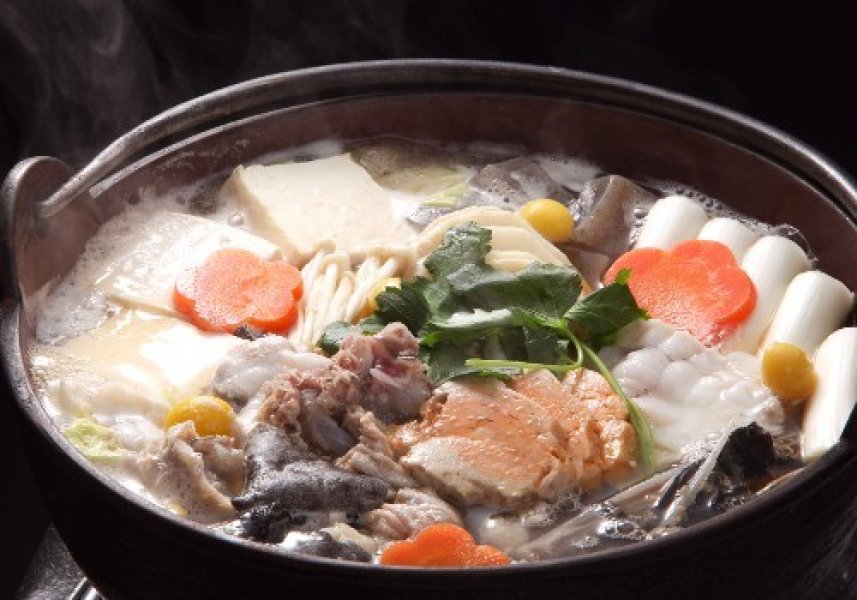 あんこうの様々な部位を野菜と一緒に煮込んでいただきます。山翠では、焼きみそ（地味噌にあんこうの肝をすりこみ、木の鍋ぶたにぬりつけ、炭火であぶったもの）で味付け。独特の香ばしい香りとこくのある味わいに。