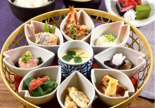 ランチの品数も多く、栄養バランスがとれていて見た目も華やかに。御膳や蕎麦、サイドメニューも充実。キッズプレートもございます。