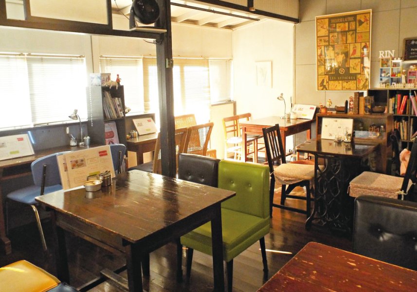 カラフルな色合いの家具がアクセントになった店内。