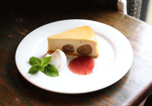 人気の自家製チーズケーキは季節でフレーバーが変わります。