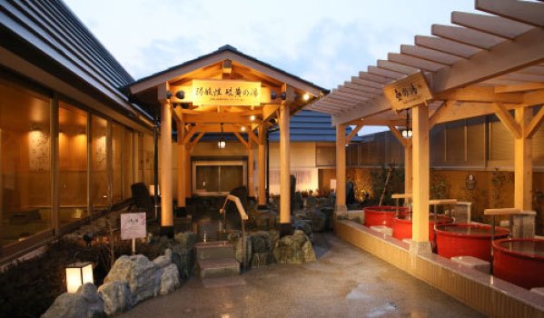 露天風呂は弱酸性硫黄の湯、絹の湯船、壺の湯の3種で充実