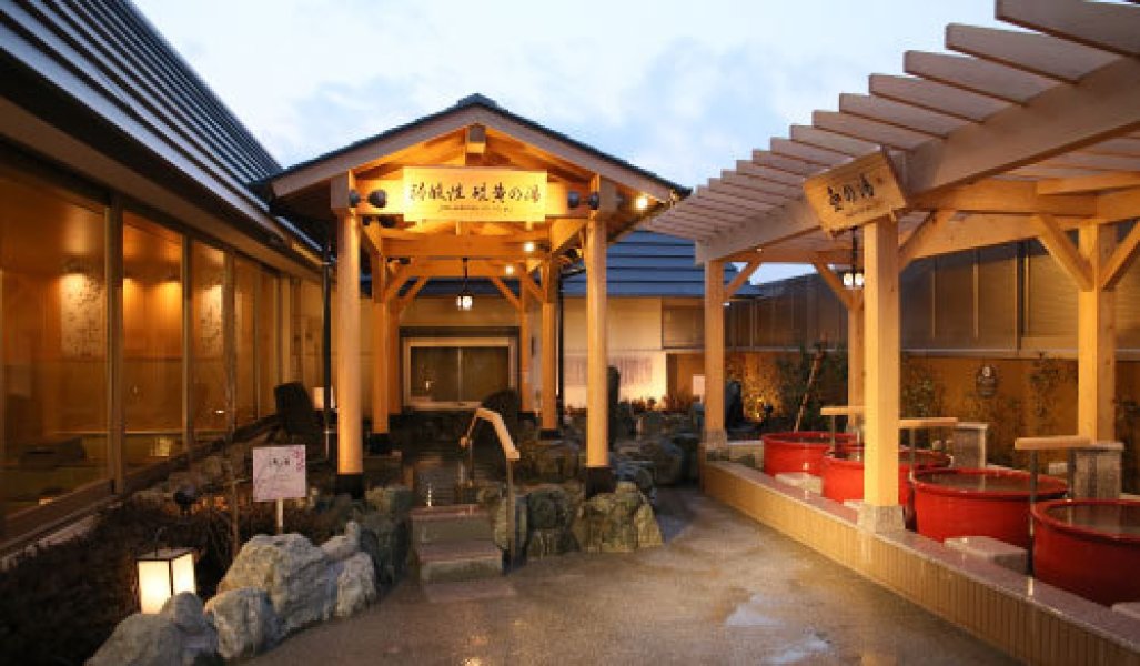 露天風呂は弱酸性硫黄の湯、絹の湯船、壺の湯の3種で充実