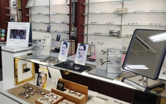 商品がセンス良く陳列された明るい店内。知識豊富なスタッフが親切丁寧にメガネを作ります