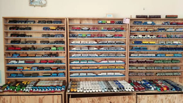 100種を軽く超えるプラレールがずらり。一つ一つ手作業できれいにして販売しています