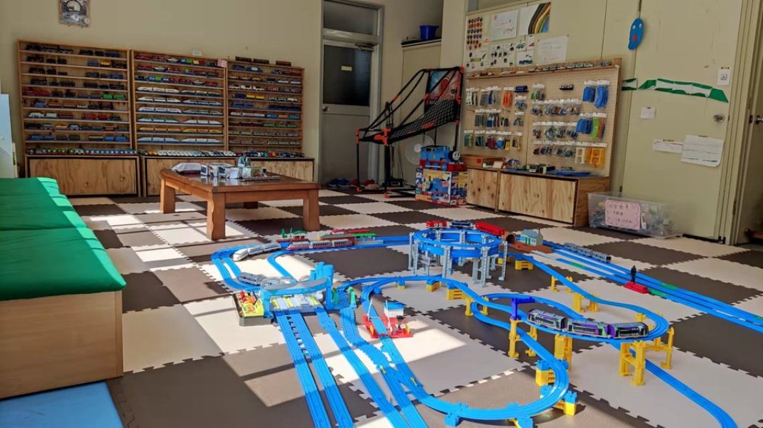 大きなプラレールの線路がある店内は、子どもさん安心のやわらかい床敷き