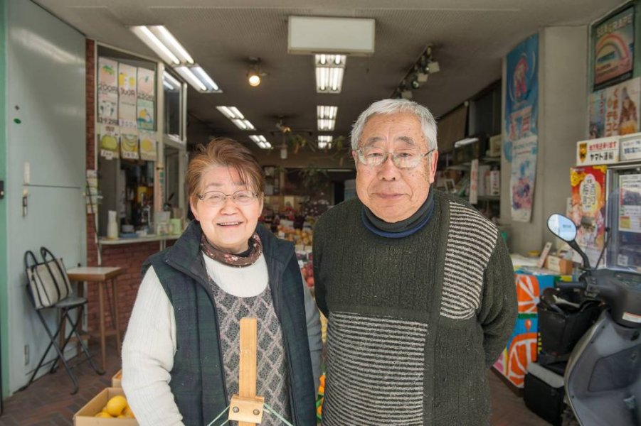 名物夫妻の広瀬さち子さんと定男さん。南町の生き字引です！（写真提供＝水戸市）