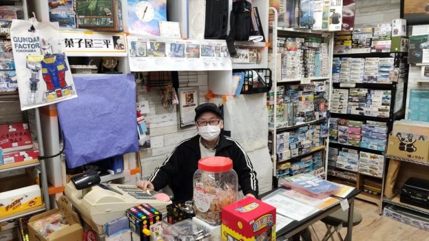 店主の三平さん。帳場に座る姿が何とも絵になります。手相見チャールズ三平でもあります