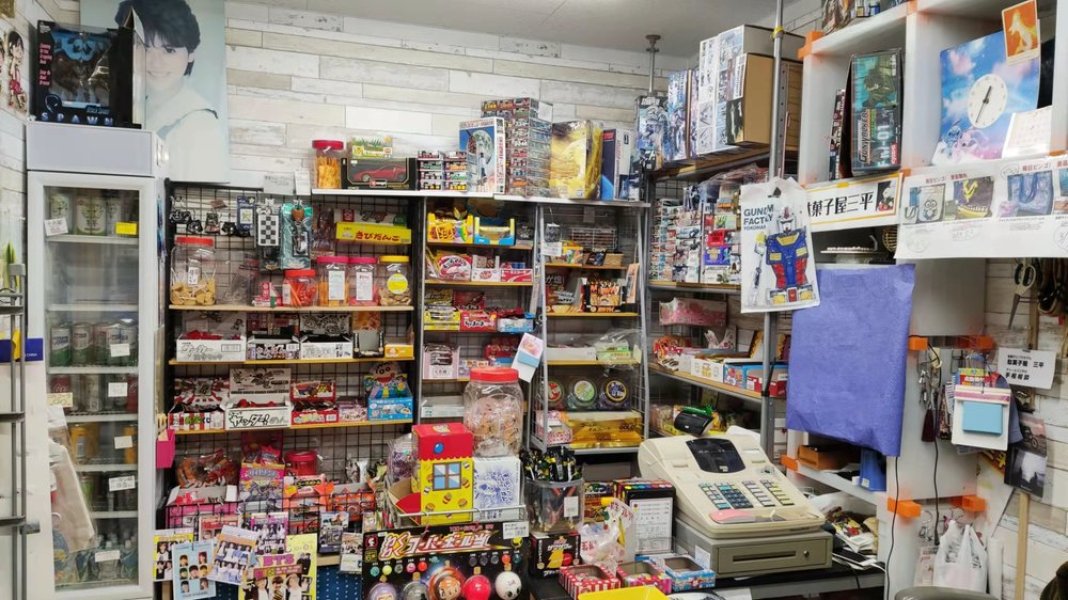 小さなお店は、お菓子とおもちゃがギッシリ詰まった宝箱！