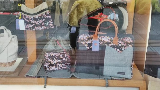 自社ブランド、国内製造の和柄バッグ