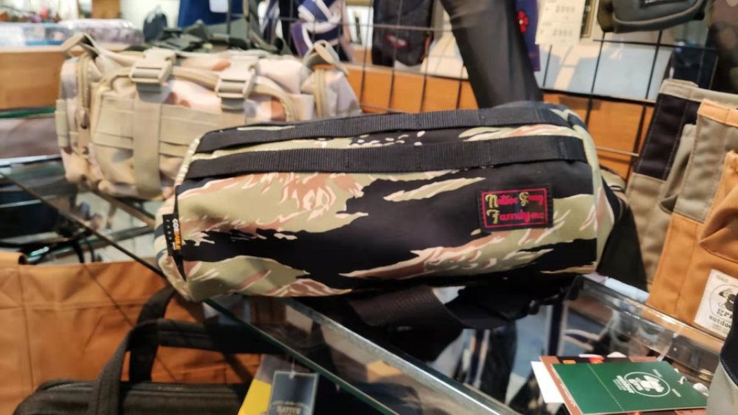 自社ブランドNATIVE GANG FAMILYのタイガーカモ柄バッグ