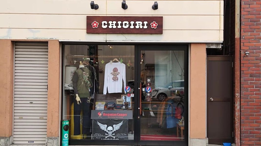 店頭からアメカジ好き・バイク乗りを引き付ける雰囲気が。店内は竹脇鞄店とつながっています