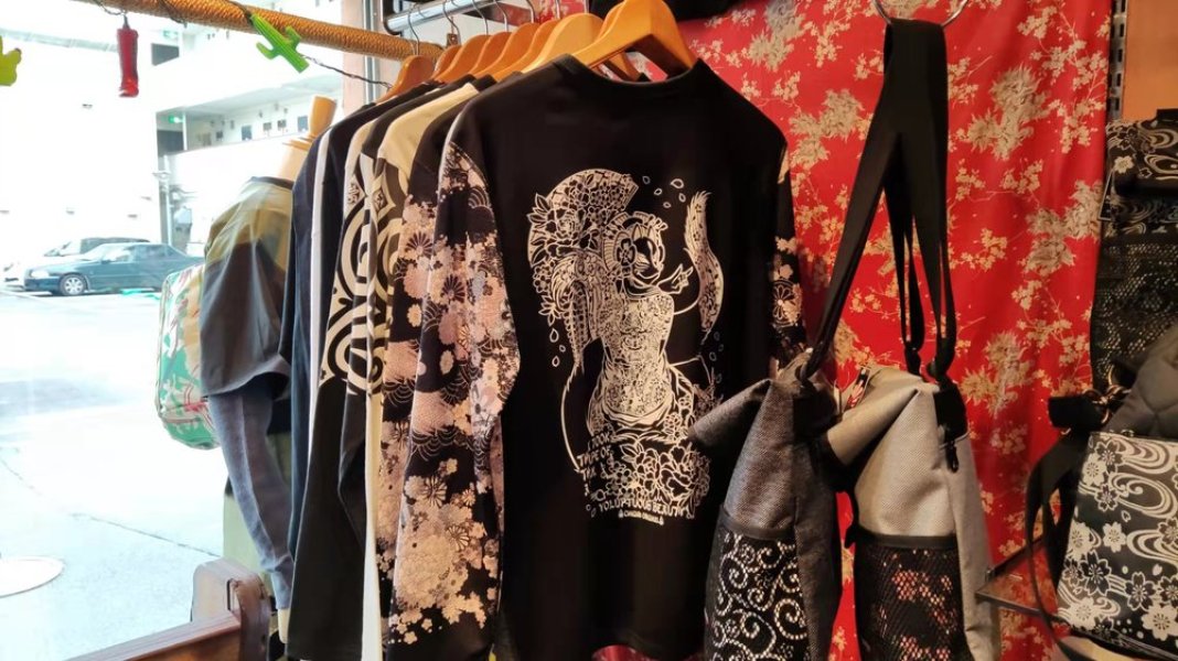 和服に用いるちりめん素材に、洋服に合わせて伸縮性をもたせたオリジナル生地のシャツ