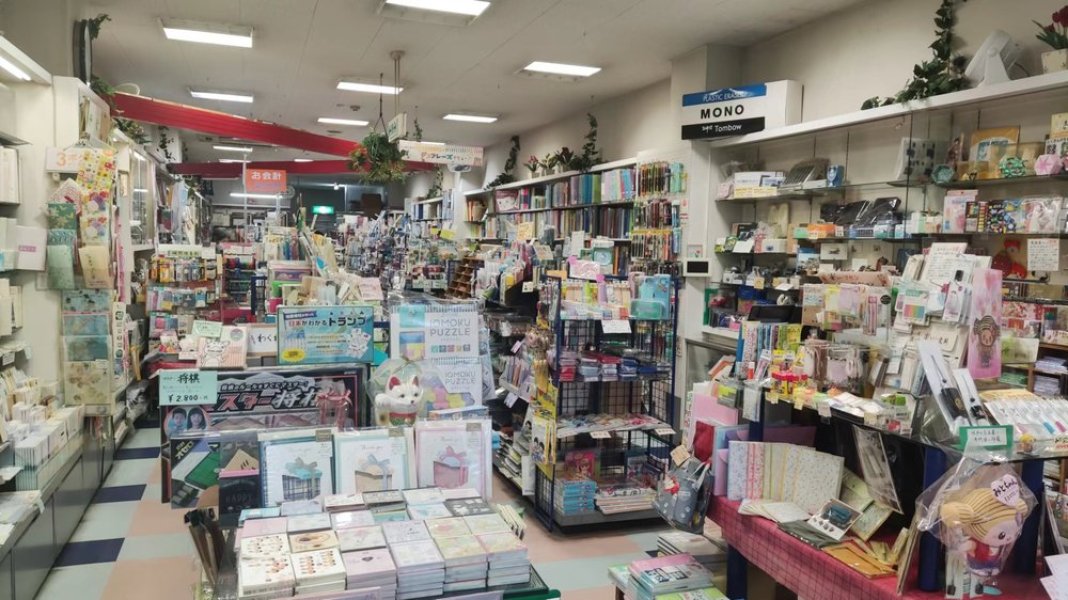 奥行きのある店内に厳選文具がぎっしり！　見てるだけで楽しくなりますよ
