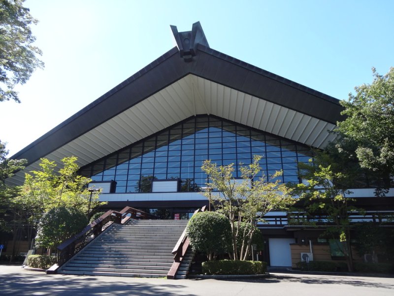 武道館内には観客席約1000の大道場はじめ種々の武道場を完備