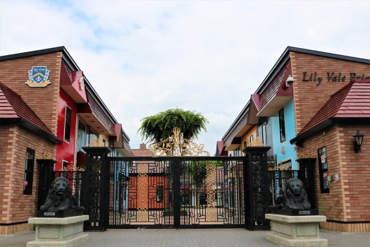 校内は英国調の雰囲気で統一。変化に富む景色が子供の五感を刺激します