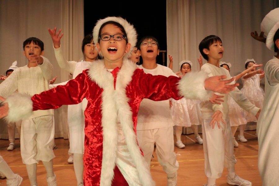 専任の先生が指導する演劇を教科として取り入れています。リリーベールならではの子どもの創造性を伸ばす教育です