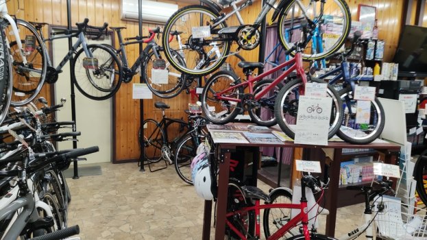 ロードにクロス、ママチャリ、子供用まで小さな店内にいっぱい揃ってます♪