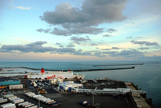 展望台から見下ろす360度の景色。こちらは大洗港側