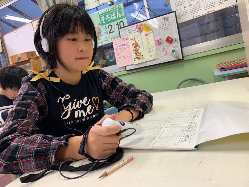タッチペンを使った読み上げ算。それぞれの目標達成に向けがんばります