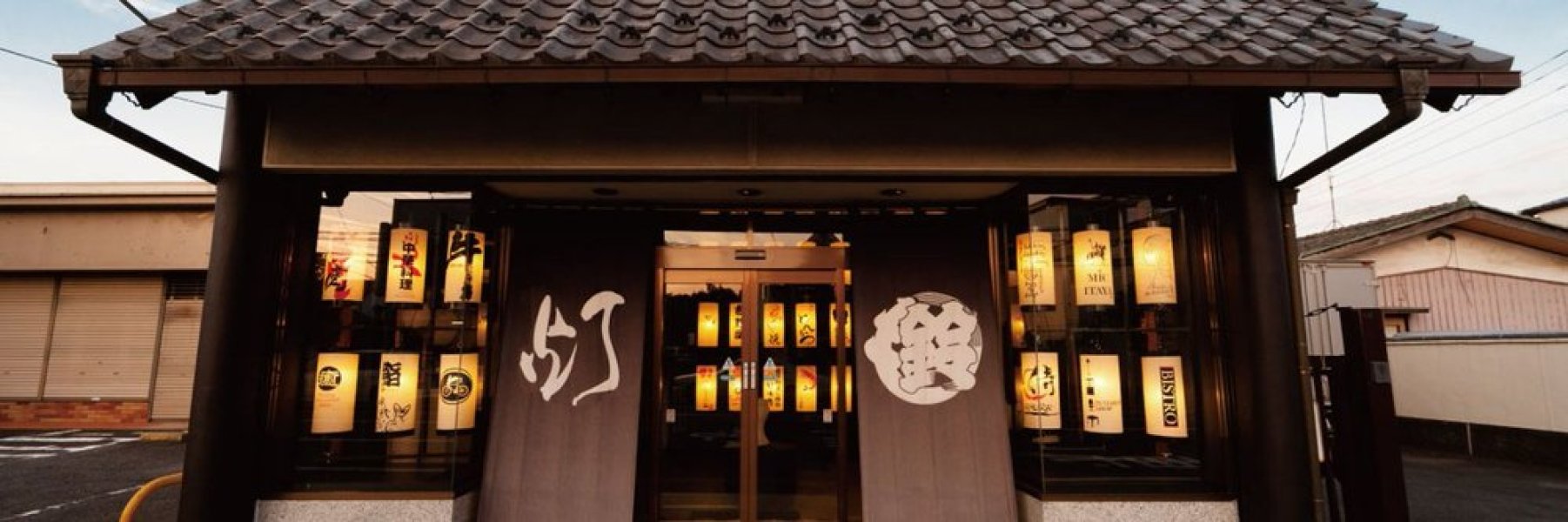 袴塚の店舗にて水府提灯を製造・販売。盆前の繁忙期は定休日が変わります。