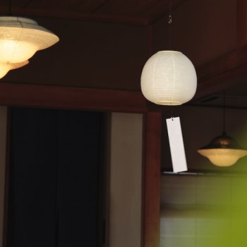 涼しげな音とともにやさしい明かりが夏の夜を彩る風鈴提灯