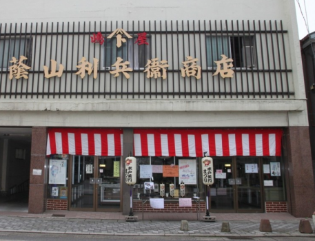 220年・9代の間、同じ場所で提灯を作り続けています