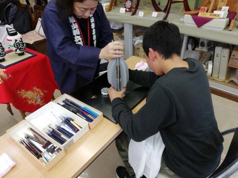 水府提灯作り体験も随時受け付け中。一人でも提灯を作れます