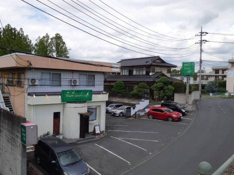 所在地のご案内。千波大橋を南に進み、県近代美術館を越えて2つ目の信号を右手、緑色の看板が目印の坂を下った場所