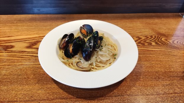 パスタセット「オイル系」の一つ、ムール貝のパスタ。ソースを全てパンでぬぐいたくなる美味しさです