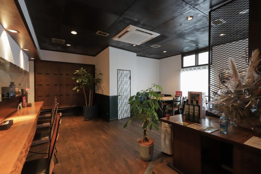 カウンター席、2人席、4人席も備えて貸し切りもしやすい店内。席は追加可能です