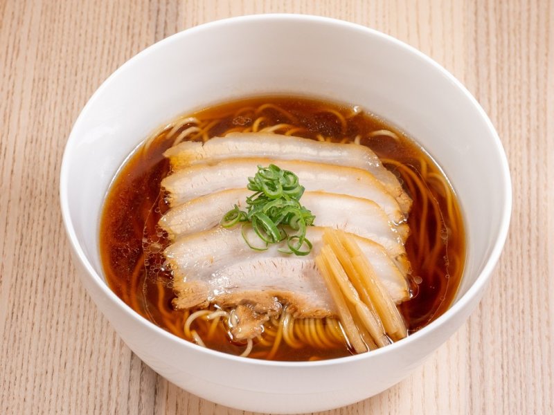 柴沼醤油や黒澤醤油、兵庫県のヒガシマルや千葉のヒゲタ醤油など、厳選ブレンドした醤油のほのかな酸味と香りが広がる、そうわ定番商品!!