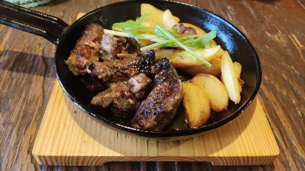 エゾシカはとっつきやすいジビエ入門編。ほど良い弾力の赤身に旨味が充満