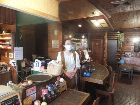 店主縄井さんのまとう服は自作のもの。空想酒場の雰囲気満点です！