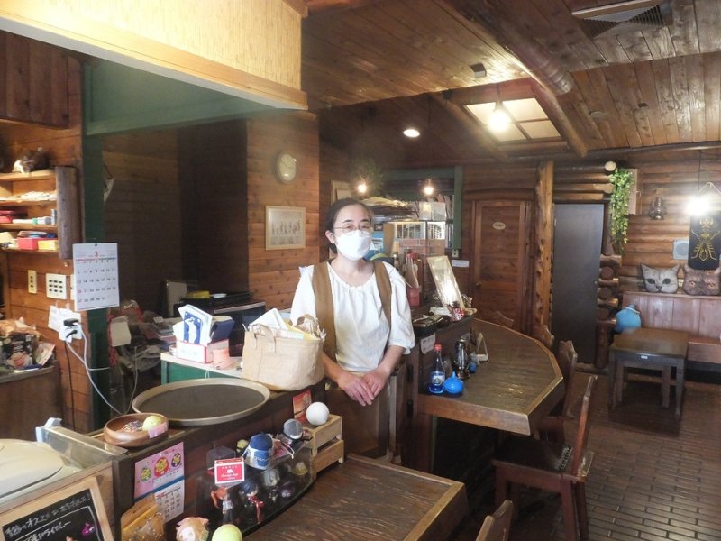 店主縄井さんのまとう服は自作のもの。空想酒場の雰囲気満点です！