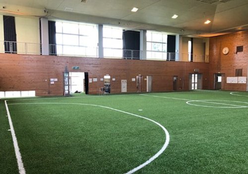 室内には、更衣室やトイレを完備。ステージは見学スペースとしてご利用できます。