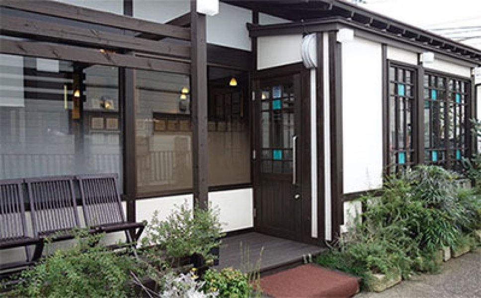 建物中央にある、二店舗共通の入口