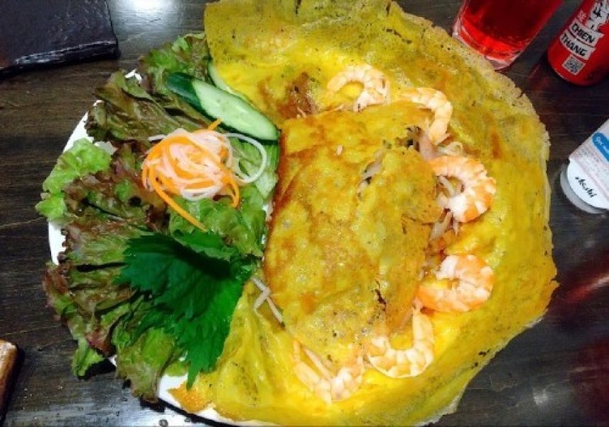 カリカリ食感のベトナムお好み焼きバインセンは、エビ、肉、野菜入り