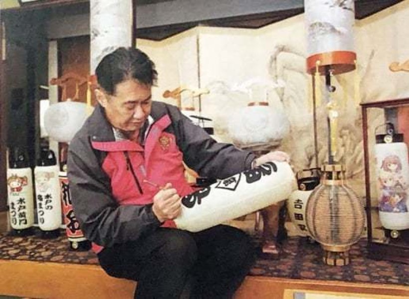 水府提灯店で唯一の伝統工芸士である蔭山興一社長が「手描きの温かみ」を堅守して手作りします