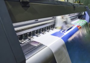 オフセット4色印刷機のオペレーターまたは補助作業員を募集します。