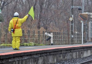 【列車見張員】鉄道敷地内や隣接地での工事で、列車との接触事故を防止するため、列車の進行を事前に確認し、工事関係者に列車接近を知らせる仕事です。